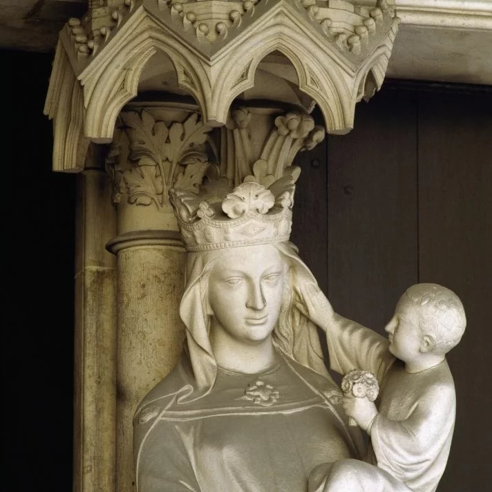 Sainte-Chapelle de Paris détail de la statue de la Vièrge à l'enfant